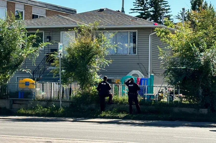 Saskatoon police were called to a home at the corner of 22nd St W and Ave Q S around 1 p.m. on Sept. 28, 2024, and police were seen surrounding a house with guns drawn. (Lara Fominoff/650 CKOM)