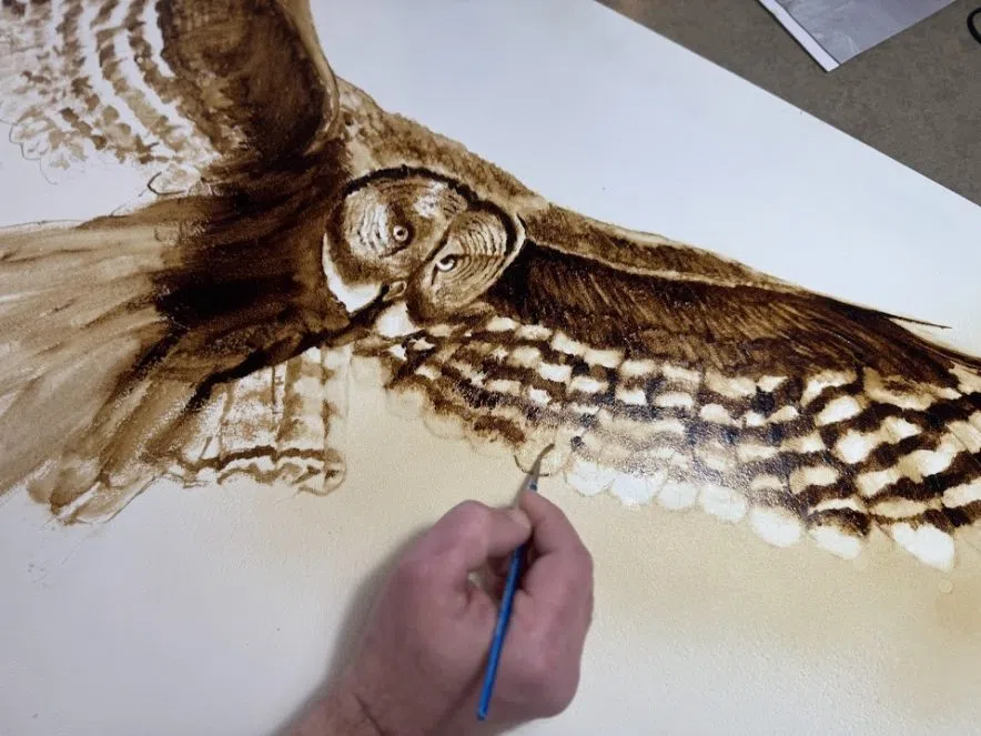 Chris Relitz paints an owl.