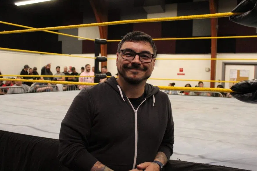 Roberto Ureta ringside