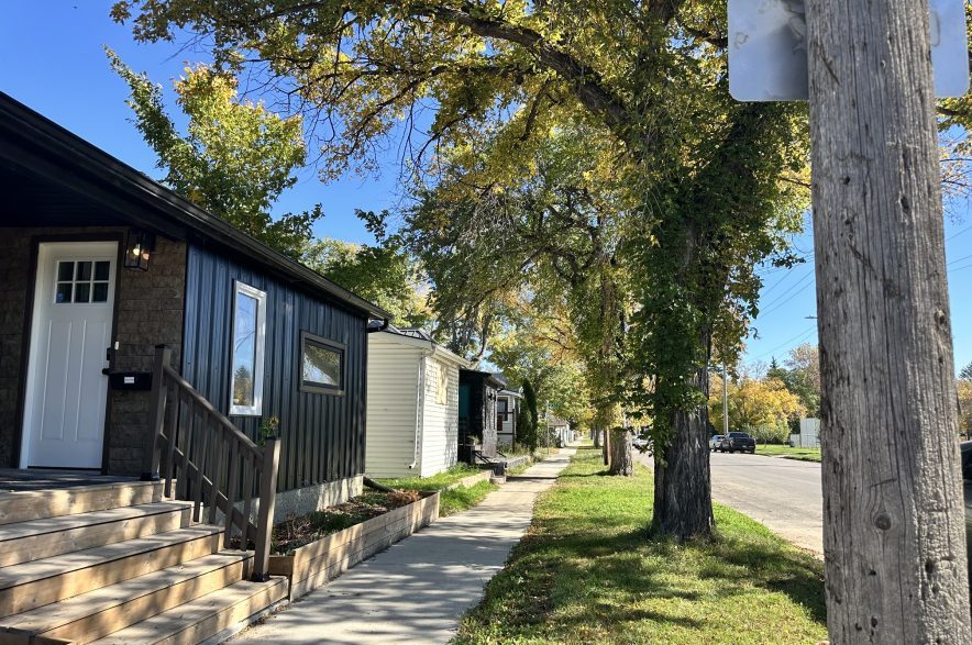 Homes near the encampment at 20th Street and Avenue K on Sept. 25, 2026. (Libby Gray/650 CKOM)