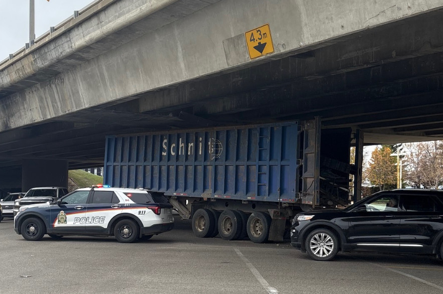 The overpass at Lorne Avenue and Ruth Street marks the seventh collision with an overpass in 2026 in Saskatoon, and the ninth in the province this year. Photo taken Oct. 14, 2026. (Mia Holowaychuk/650 CKOM)