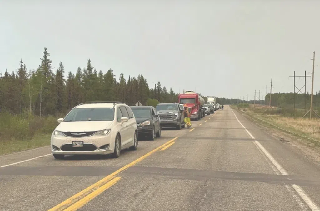 Vehicles line up to evacuate La Ronge. (Derek Cornet/larongeNOW)