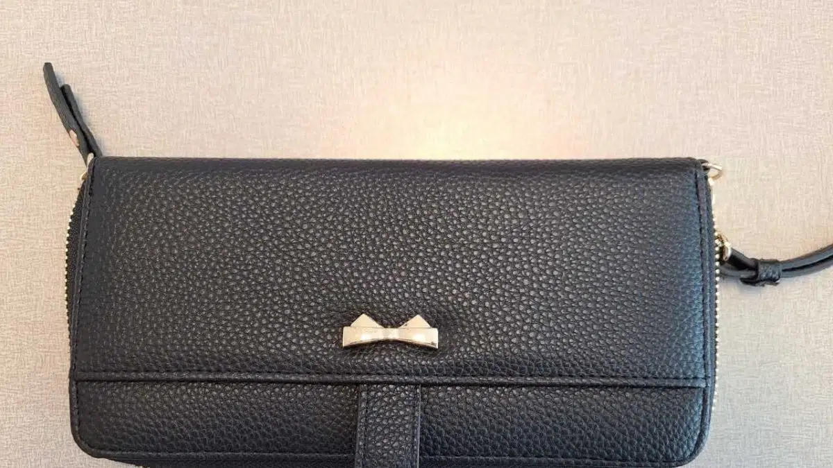 Lost wallet with significant cash found at Kelowna Airport Vernon Matters