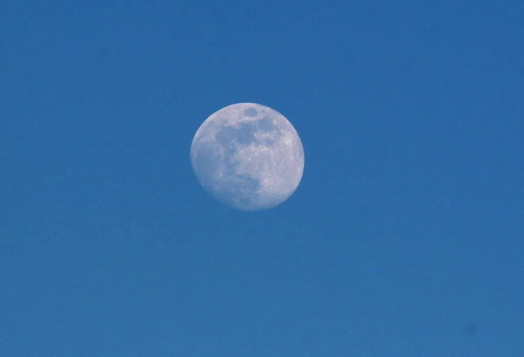 10-year-old-girl-gets-ready-to-send-time-capsule-to-the-moon-power99