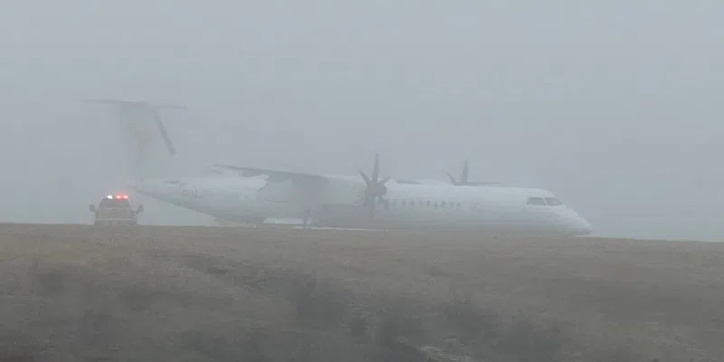 Nie zgłoszono żadnych obrażeń po tym, jak samolot przeleciał nad pasem startowym międzynarodowego lotniska St. John's