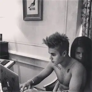 Justin Bieber Hangs with Selena Gomez at her HOUSE!