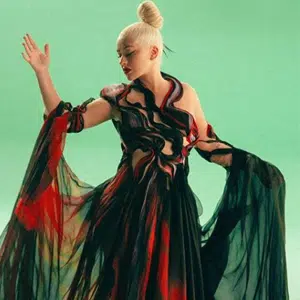 Christina Aguilera's new video for " Loyal Brave True" is out!