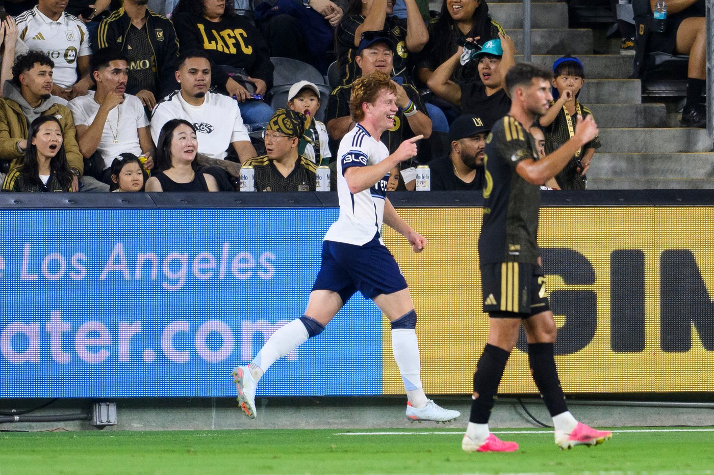 Larraz scores for 10-man Whitecaps in 1-1 tie with LAFC
